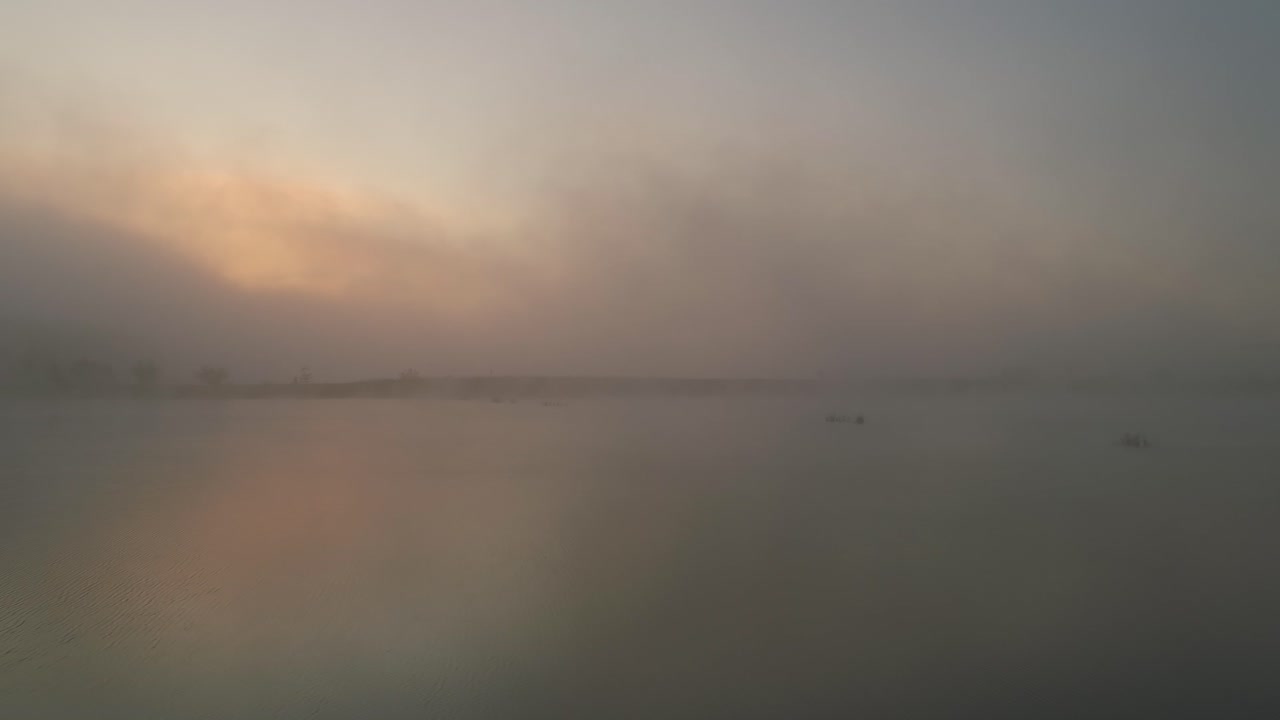 평화로운 프라이드만 호수 위로 일출 동안 유령 안개, 공중