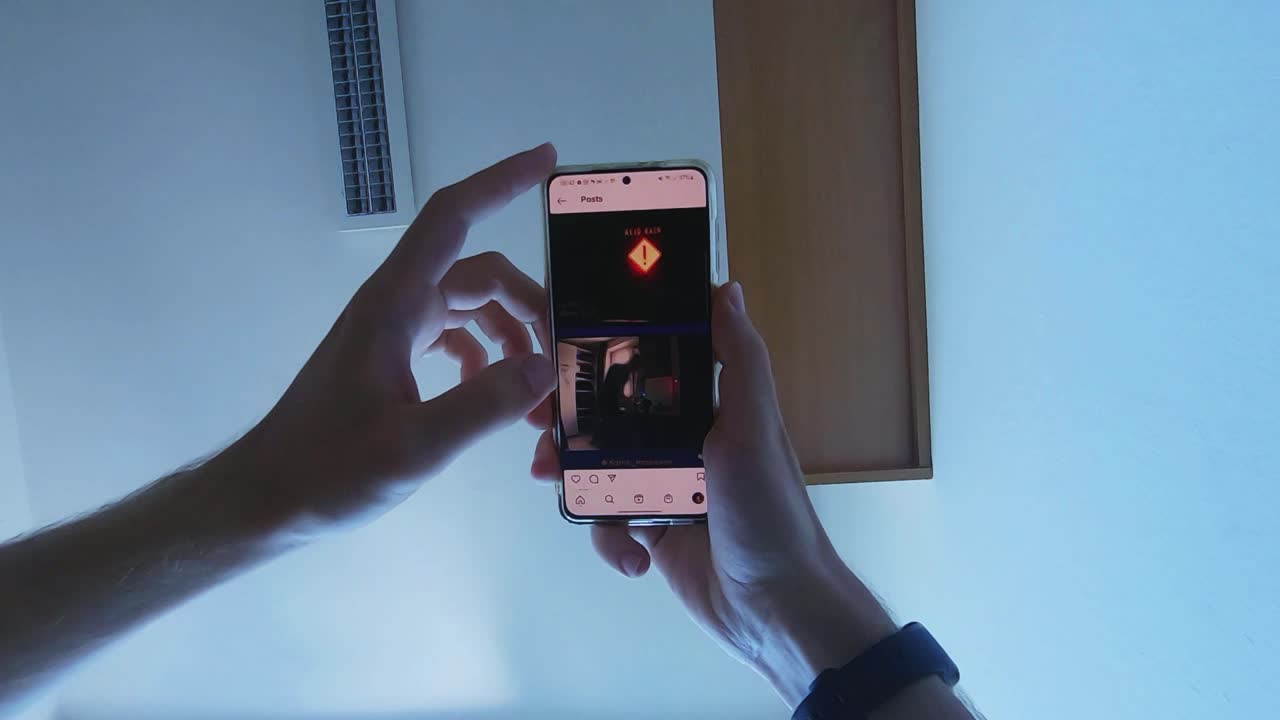 un hombre vuelca su silla y cae al suelo mientras navega por las redes sociales