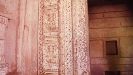 arquitectura del antiguo templo hindú de piedra roja desde un ángulo único en el día