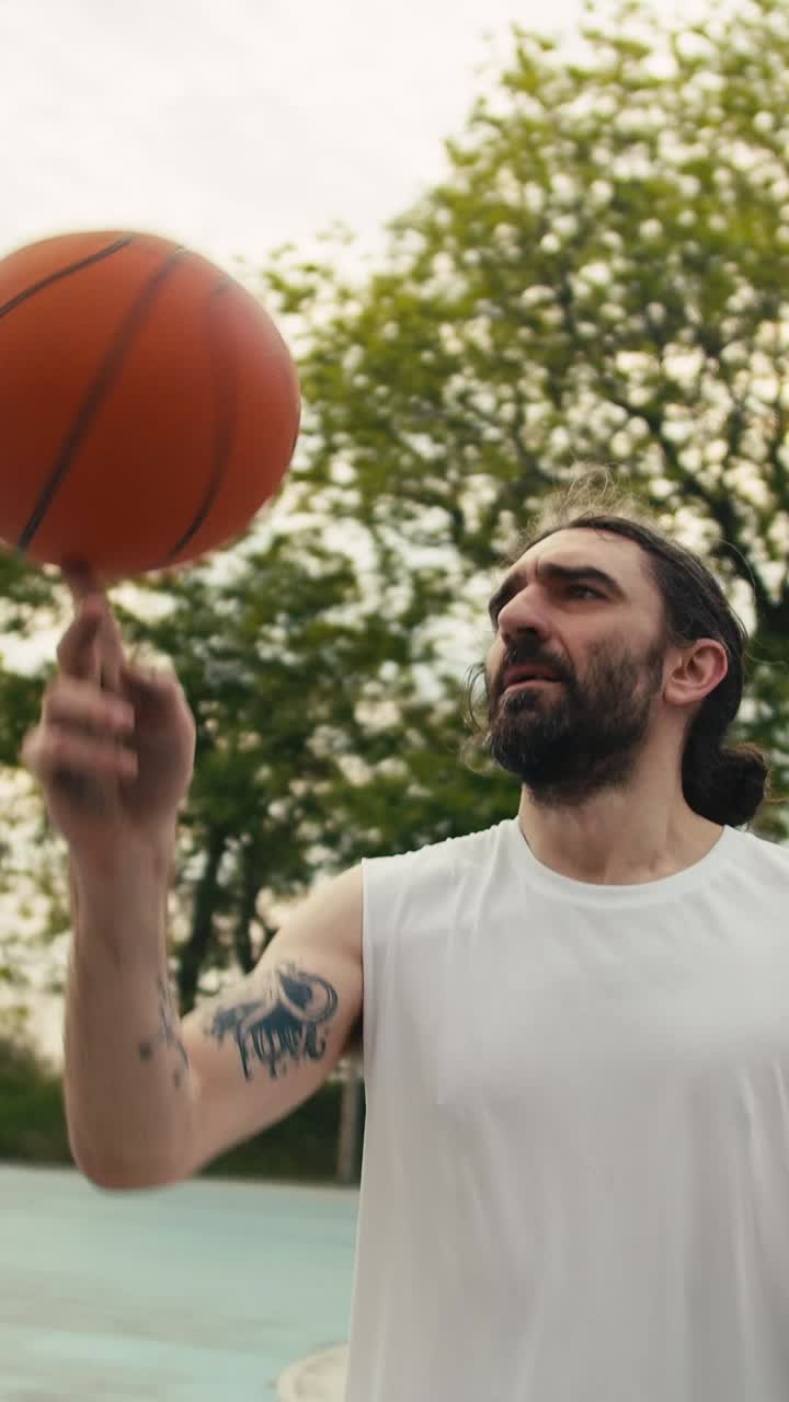 hombre jugando al baloncesto al aire libre