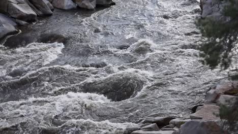 Pan-De-Un-Conjunto-De-Piernas-Al-Río-Kern-En-Kernville-California-Después-De-Grandes-Inundaciones