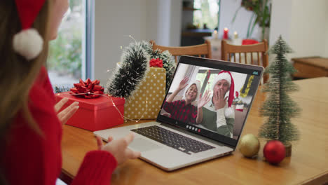 Mujer-Caucásica-En-Videollamada-Portátil-Con-Familia-Feliz-En-Navidad