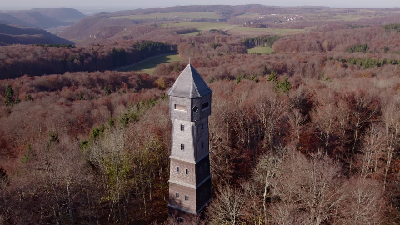 Letecký pohled na zářivé podzimní stromy se strážní věží, Bádensko-Württembersko, Německo