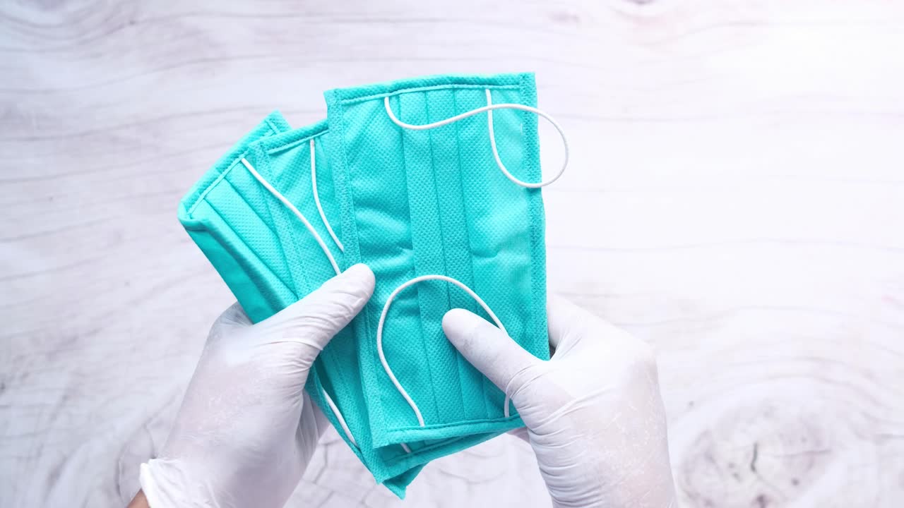 máscaras faciales desechables en manos con guantes
