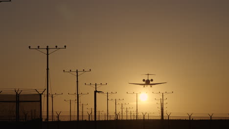 avión que pasa por encima para aterrizar al atardecer