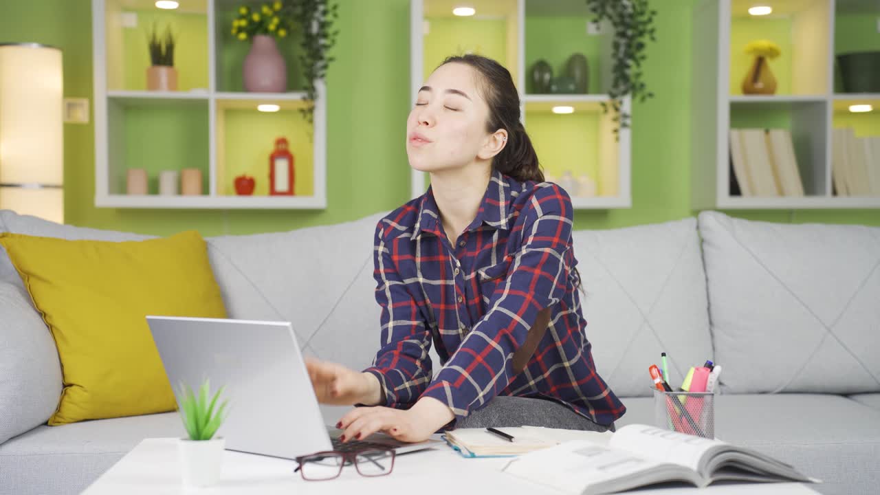 집에서 노트북으로 일하는 아시아 사업가입니다.