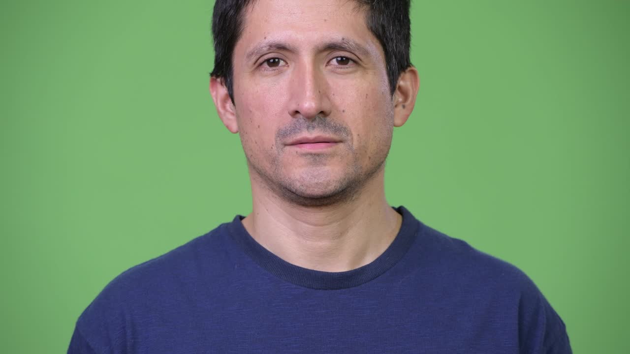 Uomo ispanico su sfondo verde