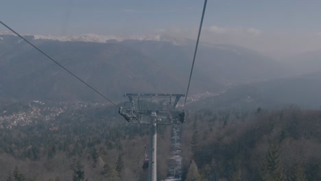 Herrliche-Aussicht-Von-Einer-Gondel-In-Sinaia,-Rumänien