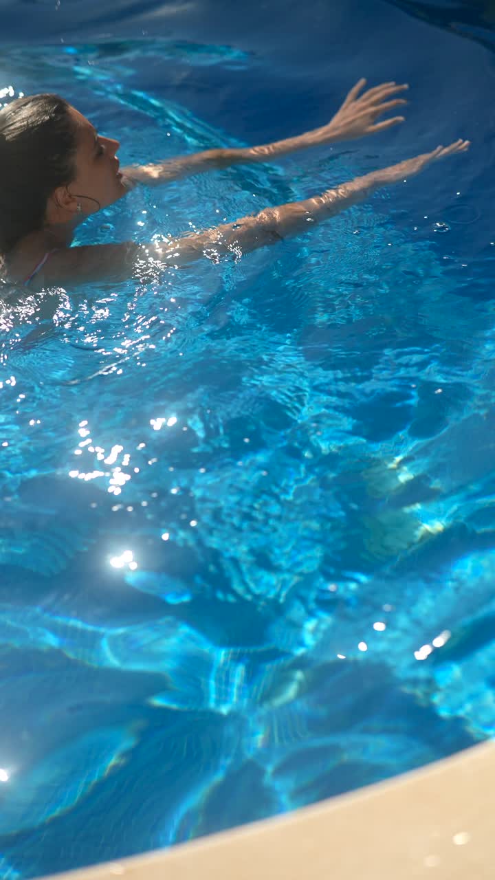 Donna che nuota in una piscina