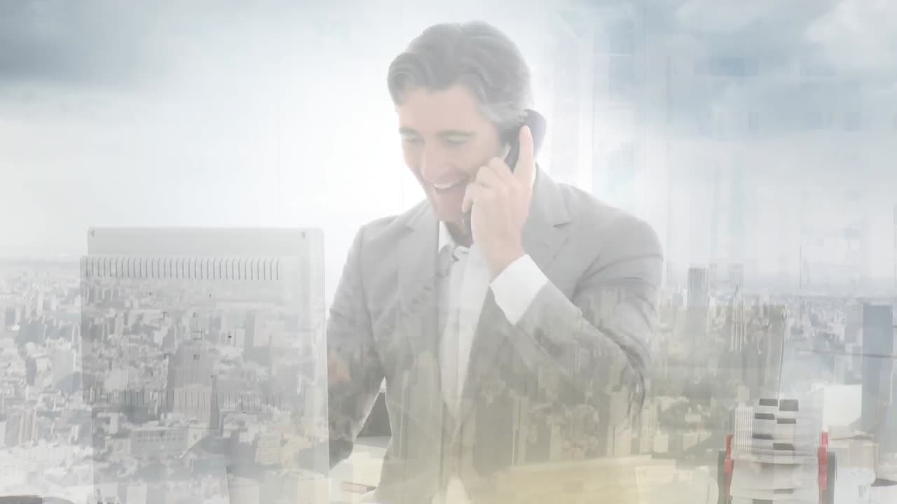 흥분한 백인 고위 사업가 전화에 대항 대항 도시 풍경 배경