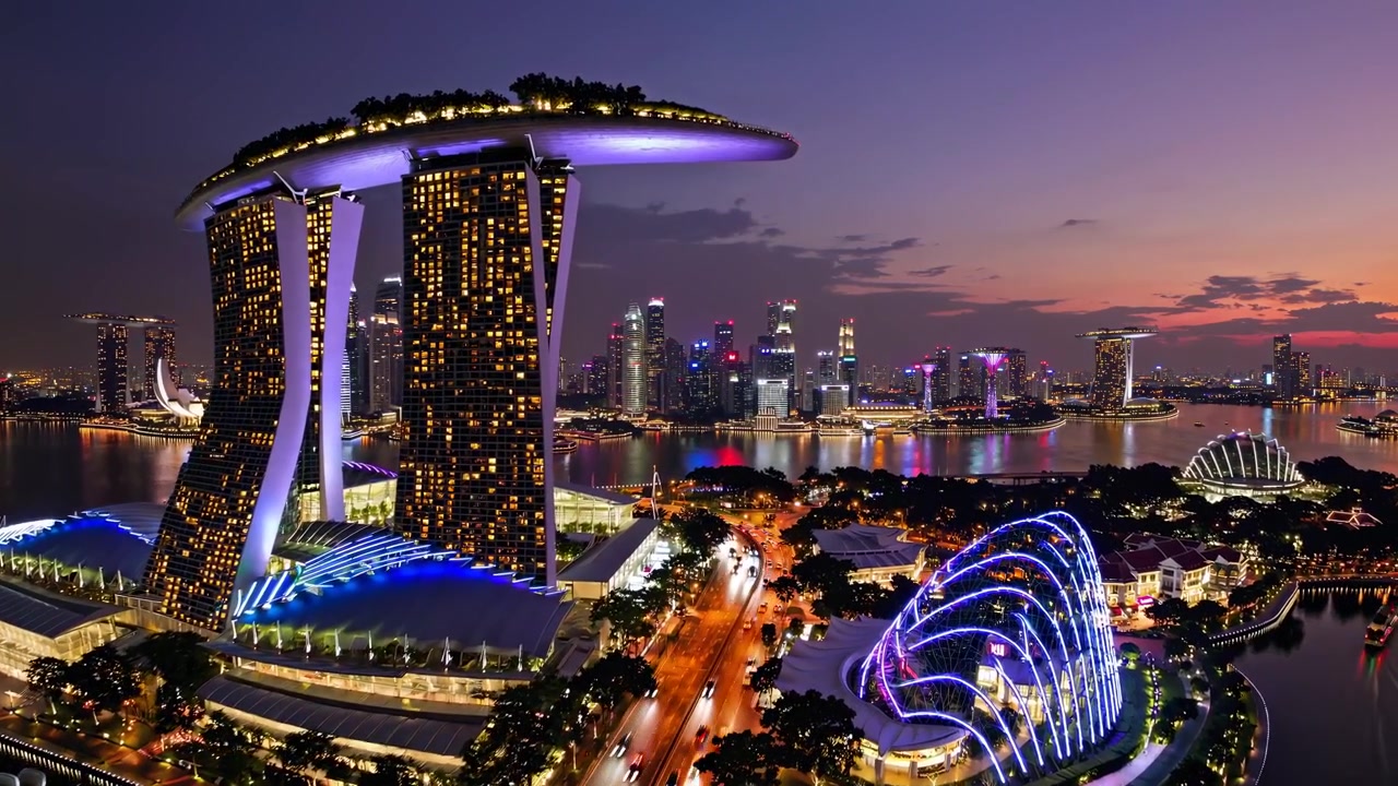 Letecký časosběr panoramy města Singapur a Marina Bay Sands v noci