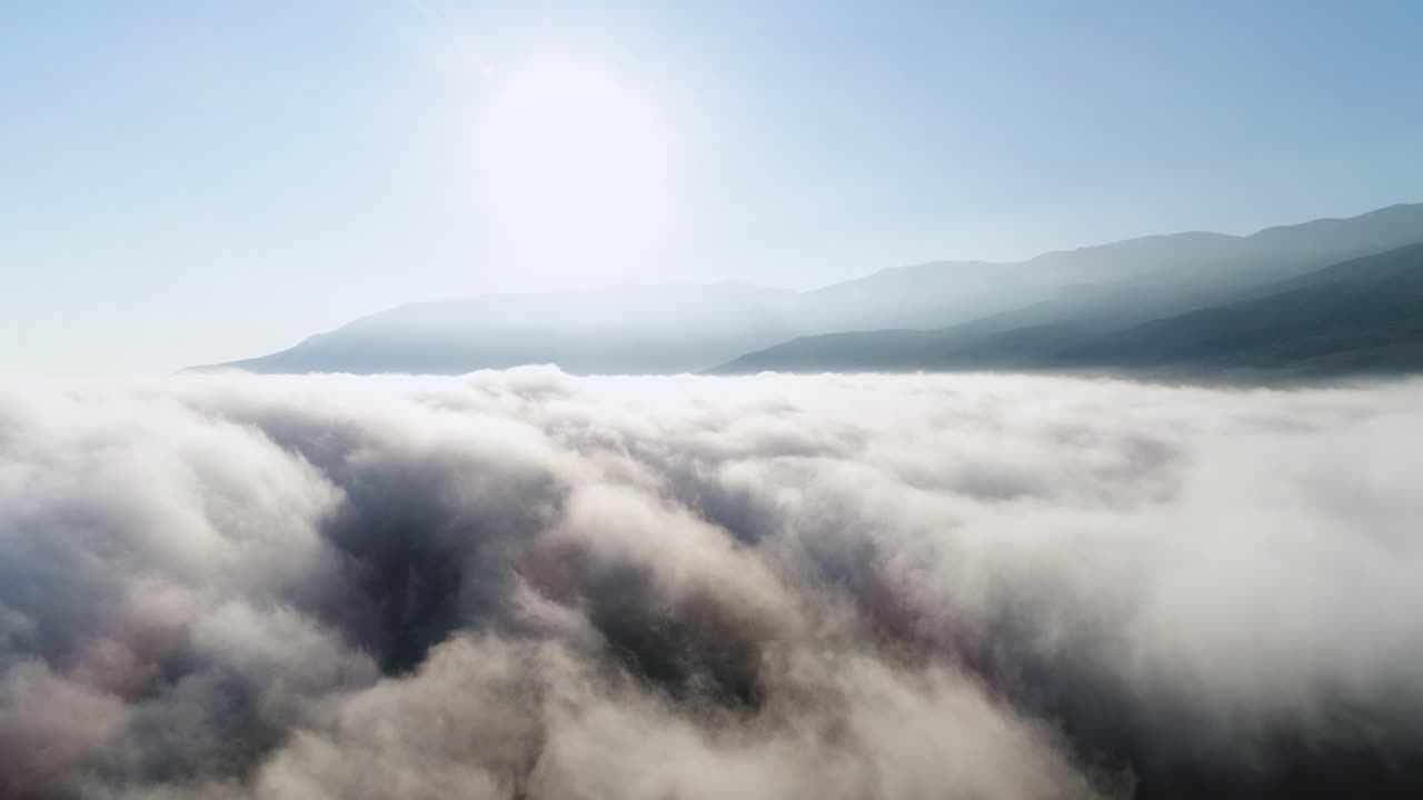 구름과 산 위에서 해가 뜨는 것
