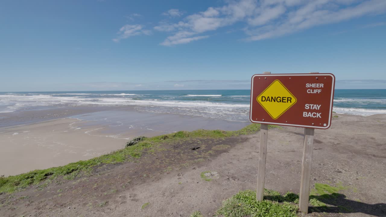 signo de peligro en la costa, retroceda.
