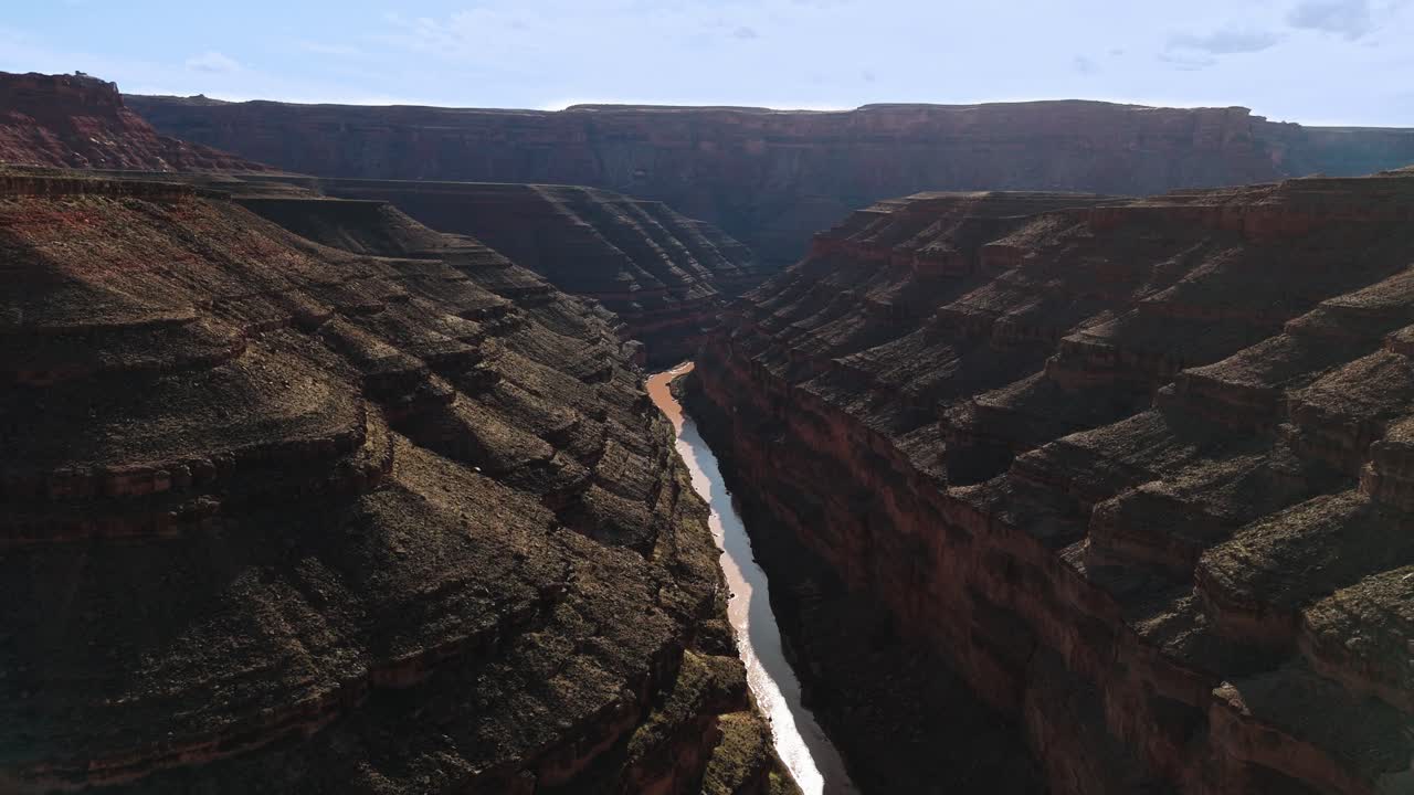 vuelo aéreo amplio sobre el cañón del parque estatal gooseneck y el río san juan