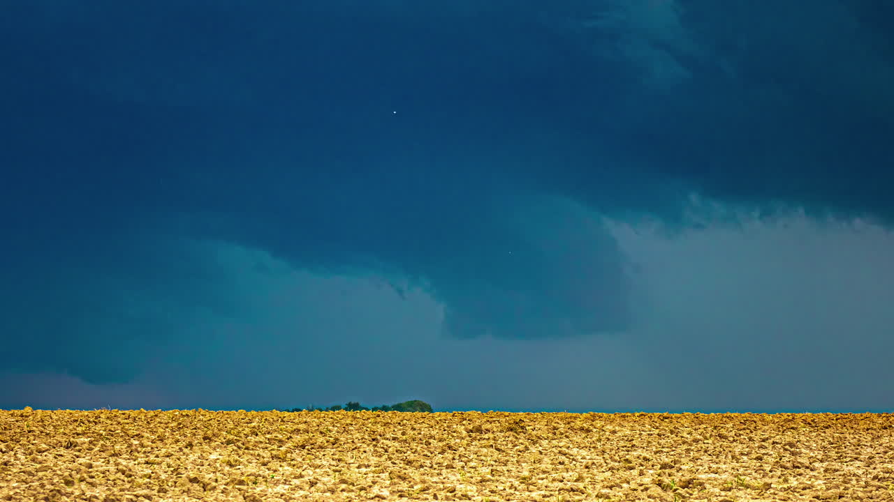 시골 풍경과 함께 비 구름과 폭풍의 시간 경과