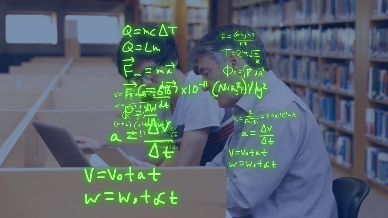 animación de ecuaciones sobre profesor y estudiante caucásico usando portátil y tableta en la biblioteca