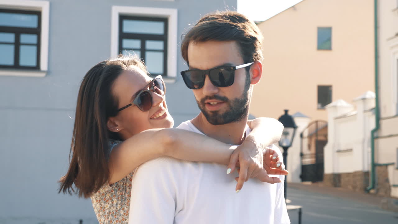 пара обнимается на открытом воздухе