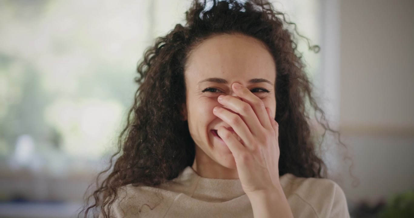 Ritratto di una giovane donna felice che ride