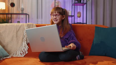 Verblüfftes-Teenager-Mädchen-Benutzt-Laptop-Computer,-Erhält-Gute-Nachrichten,-Ist-Schockiert-über-Den-Sieg-Und-Feiert-Den-Sieg