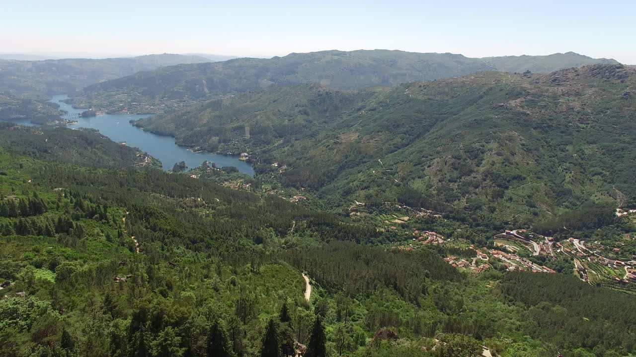 Paesaggio fluviale montano verde, vista aerea