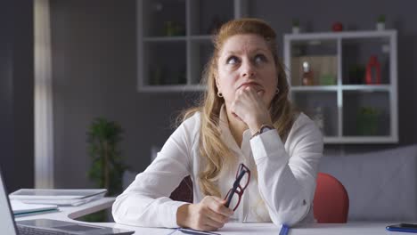 la anciana mujer de negocios es reflexiva y en busca de ideas.