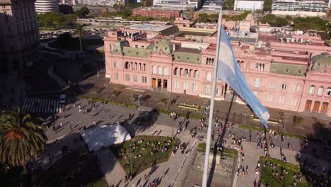 Toma-De-órbita-Aérea-De-Ondear-La-Bandera-Argentina-En-La-Plaza-De-Mayo-Frente-A-La-Casa-De-Gobierno,buenos-Aires