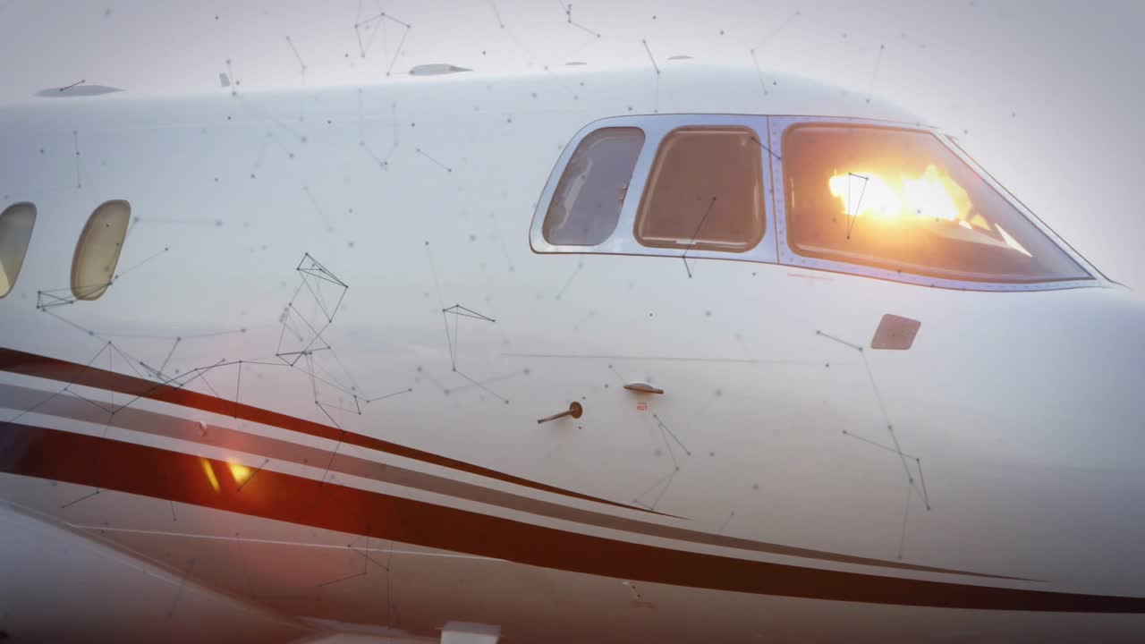 Fusoliera di un jet privato che cattura il riflesso dell'alba, con strisce rosse e grigie e un effetto glitch verde
