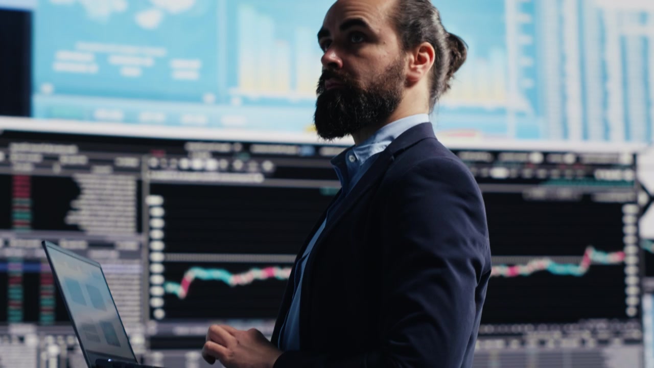 Iværksætter analyserer fintech-rapporter for at vejlede virksomhedens vækst
