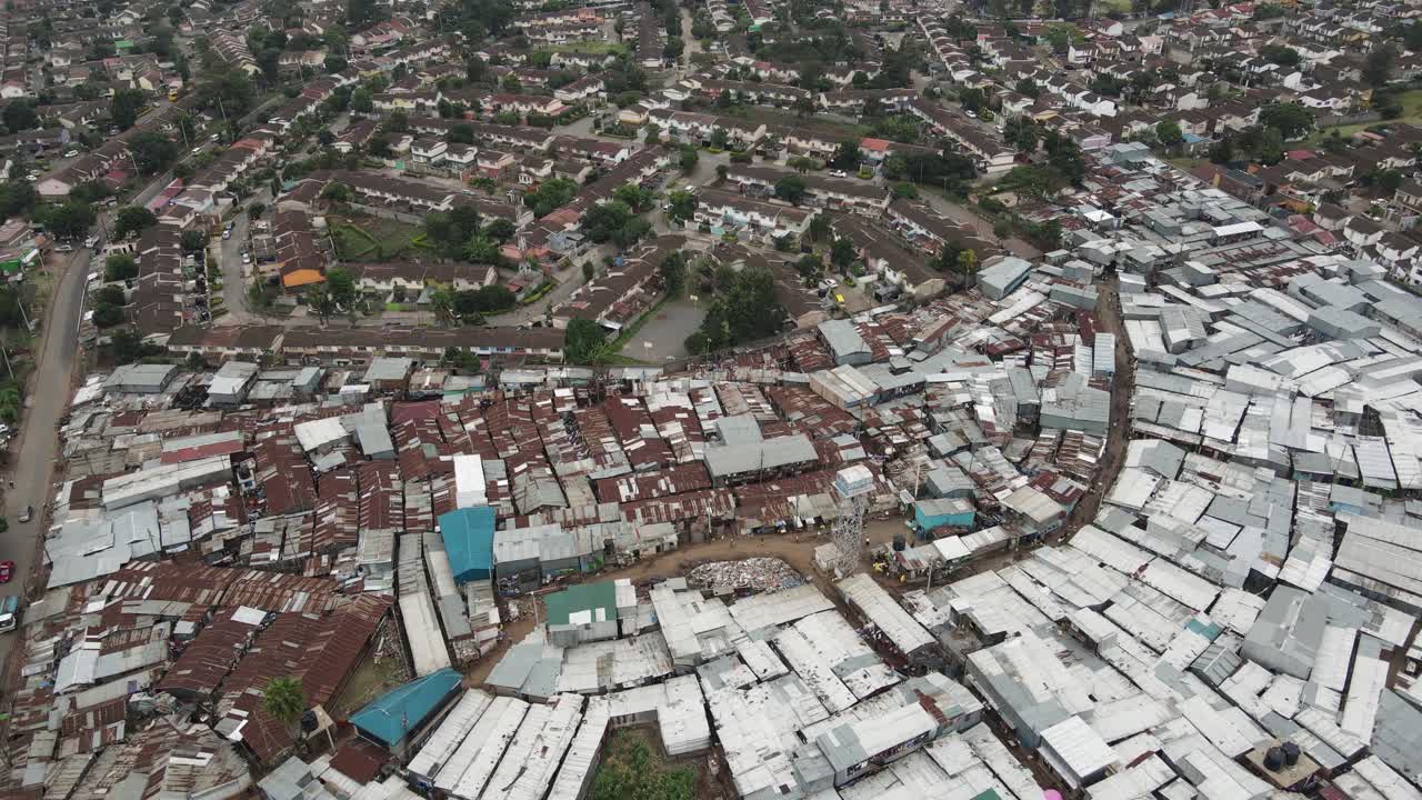 vista aérea, barrio marginal de kibera y modernos edificios residenciales en los suburbios de nairobi, kenia