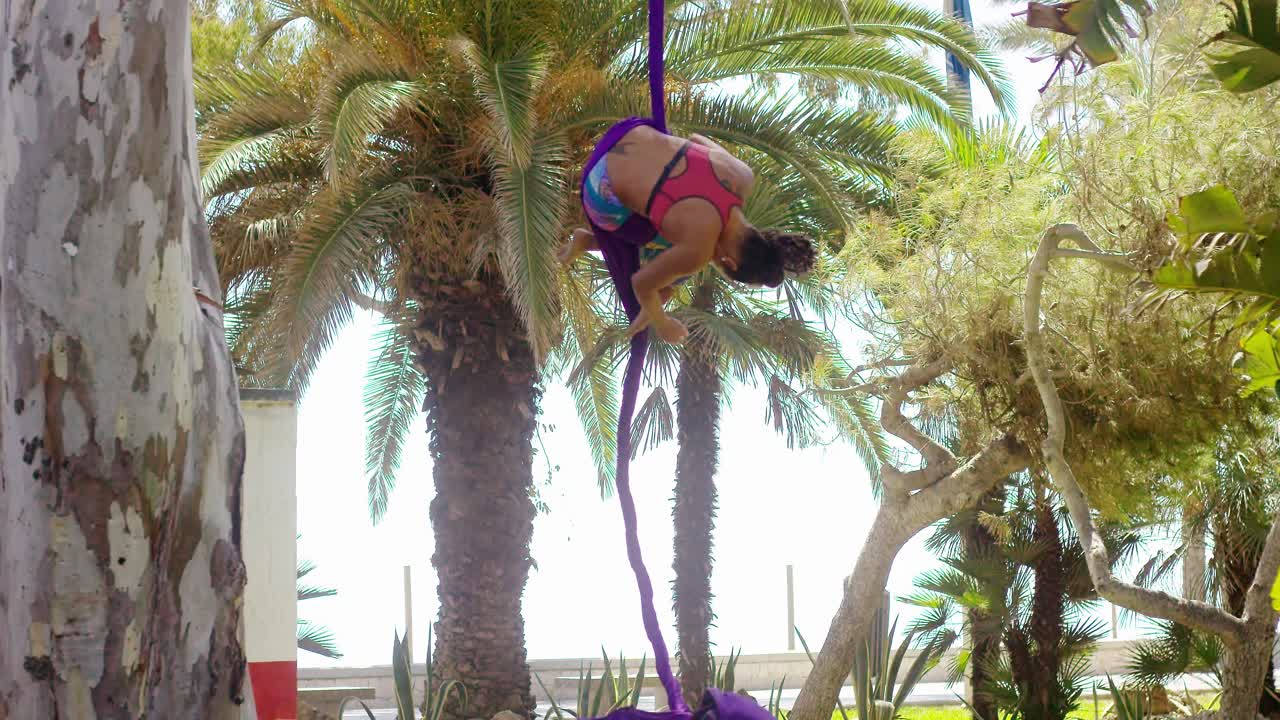 hermosa y fuerte gimnasta joven