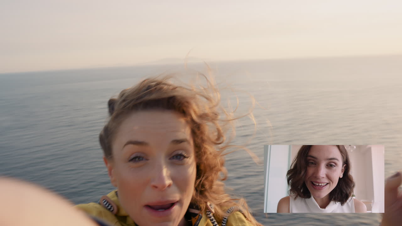 feliz mujer de viajes video charla con el mejor amigo soplando beso compartiendo vacaciones en escocia divirtiéndose mostrando el océano y saludando