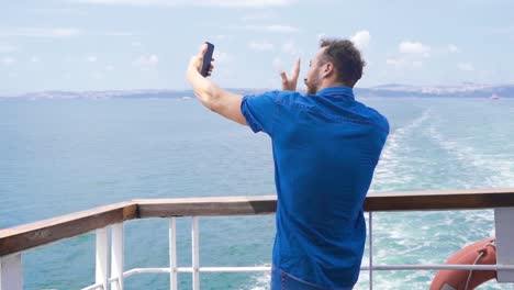 Teenager,-Der-Auf-Einem-Kreuzfahrtschiff-Unterwegs-Ist-Und-Telefoniert.-Zeitlupe.