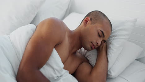 hombre durmiendo en la cama