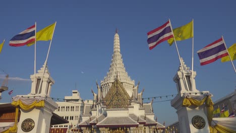 templo de lak muang y banderas en bangkok, tailandia