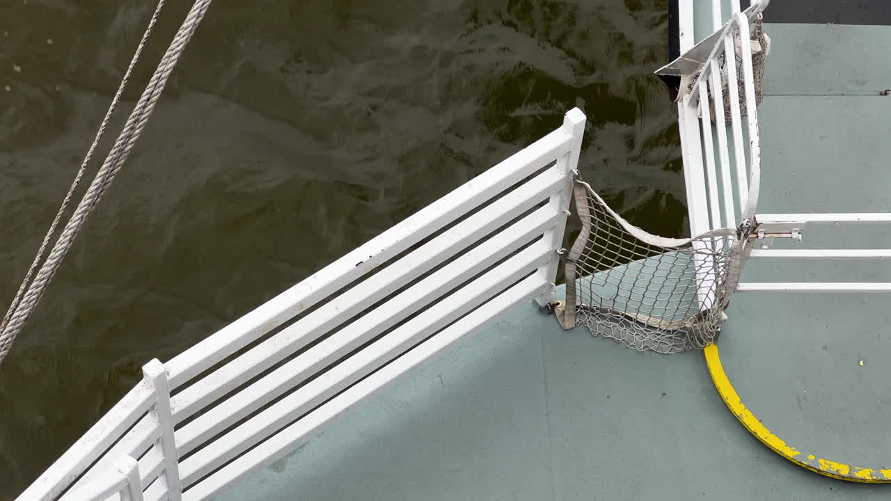 Blick von einem Flussboot, das über den Ohio River in den USA fährt – POV.