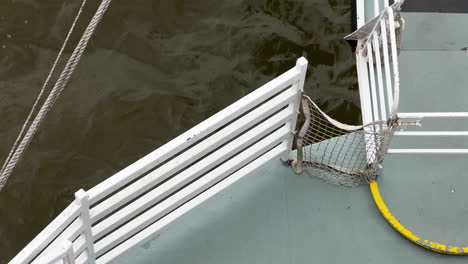 Vista-Desde-Un-Barco-Fluvial-Navegando-Sobre-El-Río-Ohio-En-EE.UU.---POV