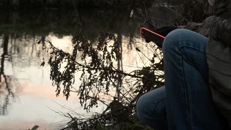 Usando-El-Teléfono-Móvil-Junto-Al-Agua