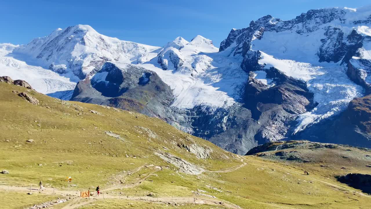 libertad de montaña: paisaje montañoso de matterhorn cerca de rotenboden y gornergart, suiza, europa | movimiento por la ladera hacia otros excursionistas, excursionismo
