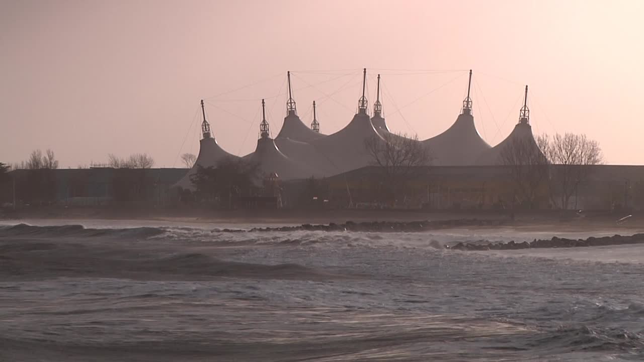 스톰 프랭클린 동안 바다 건너편에서 본 버틀린스 홀리데이 캠프