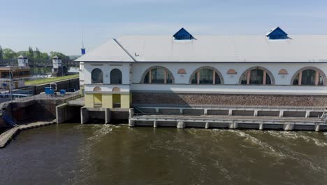 Toma-De-Drones-De-La-Pequeña-Central-Hidroeléctrica-Mirejovice-En-El-Río-Vltava-Checo