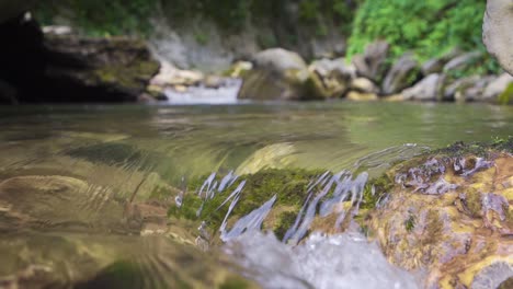 Agua-Limpia-Que-Fluye-En-El-Arroyo.-Camara-Lenta.