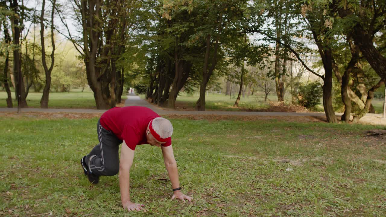 deportista sénior activo de 80 años haciendo ejercicios de flexiones. ejercicio cardio en el parque para el abuelo