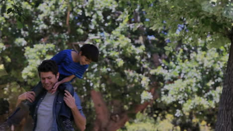 animación de un padre caucásico con su hijo en el parque sobre las hojas.