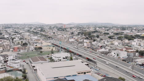 Avenida-En-Guayaquil-Ecuador.-Trafico-Liviano-De-Vehiculos