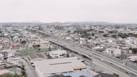 avenida en guayaquil 에콰도르. 트라피코 리비아노 데 차량