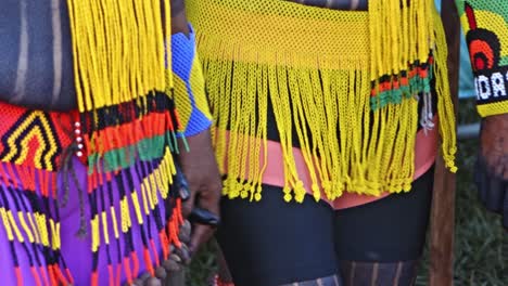 un primer plano de los vestidos tradicionales indígenas amazónicos de colores