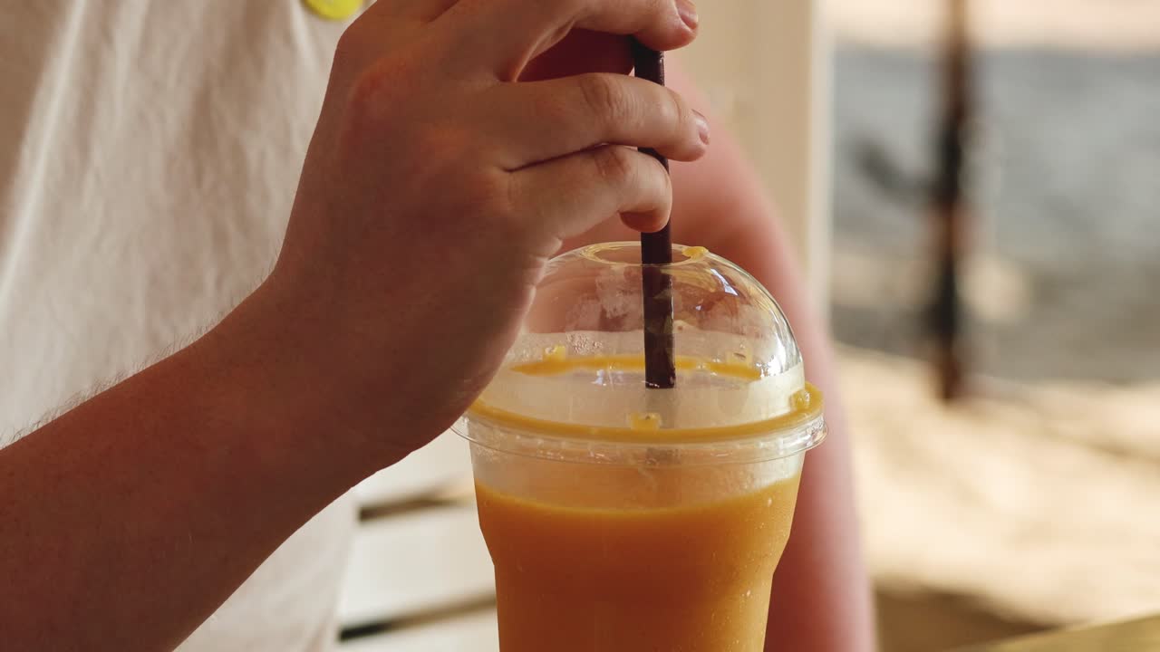 손 은  으로 차가운 음료 를 고 있다