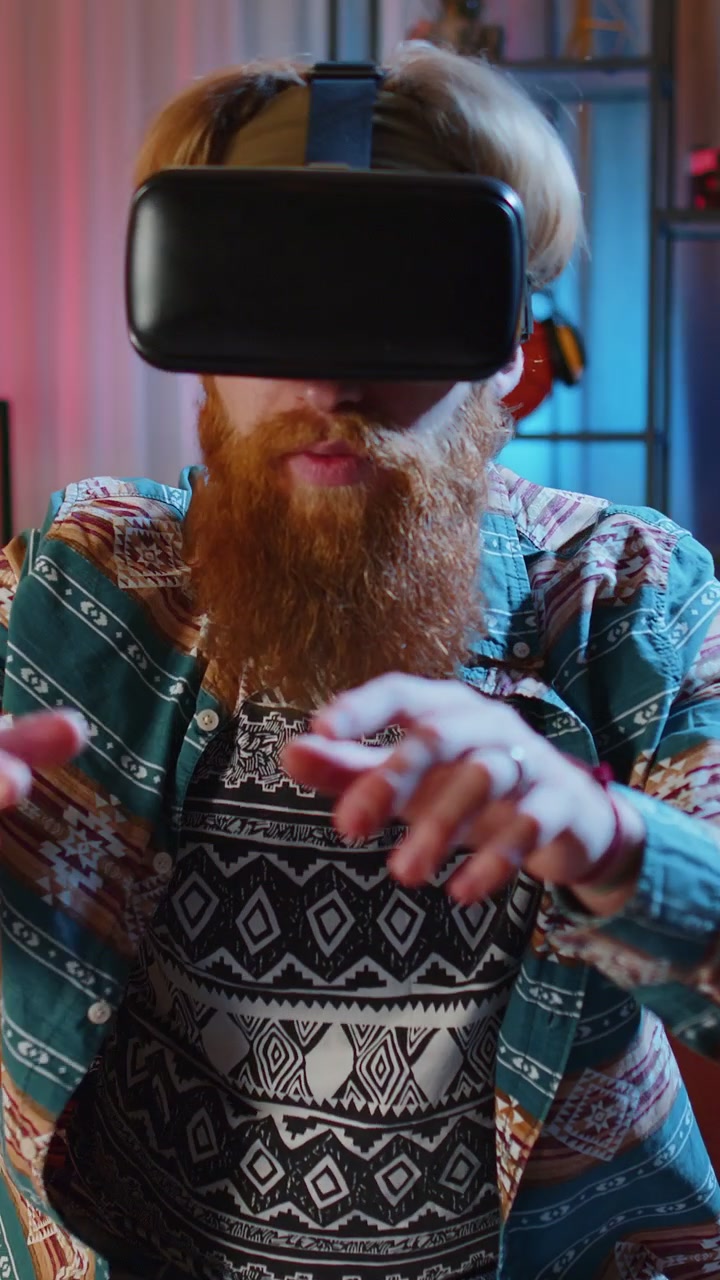 Uomo che usa un visore per la realtà virtuale con tecnologia futuristica per giocare con un videogioco di simulazione 3D a casa