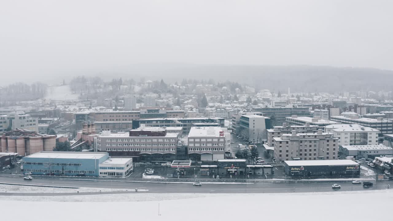 거리와 자동차가 앞에 있는 도시 지역의 매혹적인 장면
