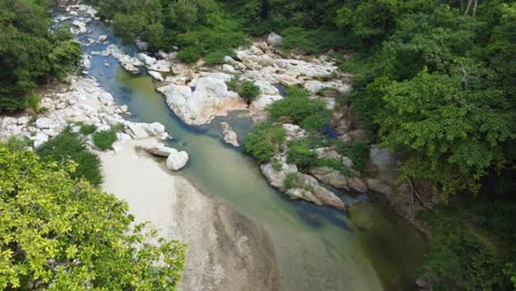 Río-De-Aguas-Cristalinas-En-Medio-De-Vegetación-Y-Rocas-En-Santa-Marta,-Magdalena,-Colombia.